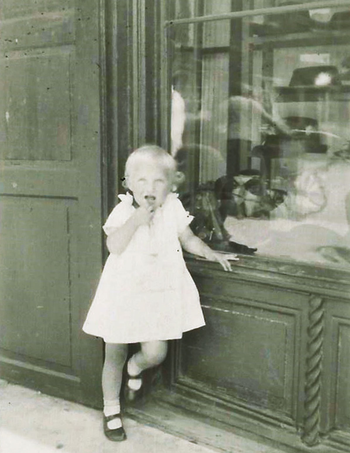 Am Ladenschaufenster, 1930