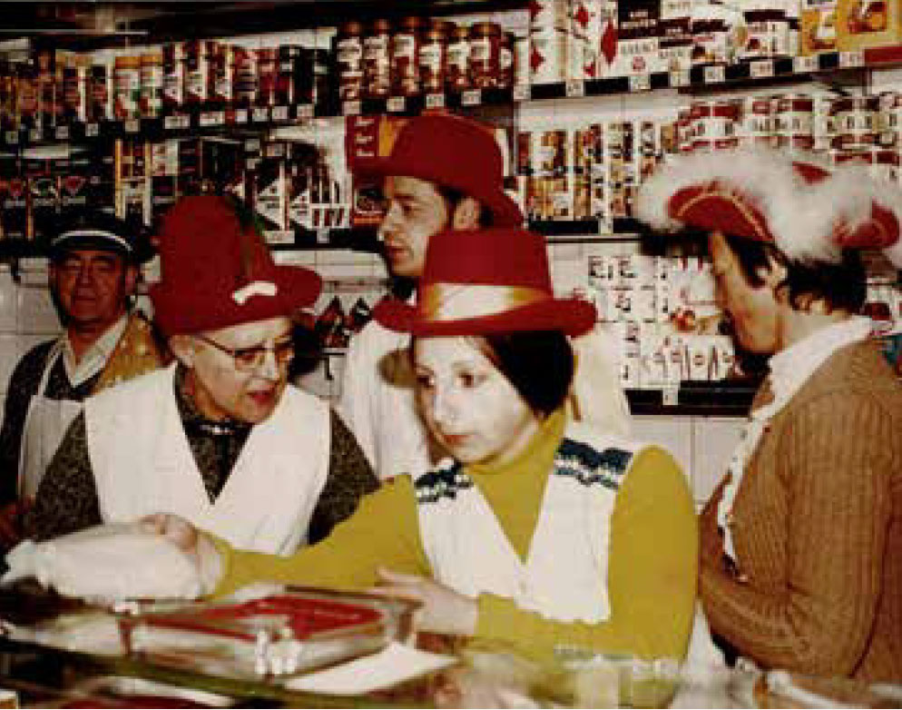 Im Fasching, um 1970: Josef Schorer jun. in der Mitte, links von ihm seine Eltern, ganz rechts die älteste Schwester