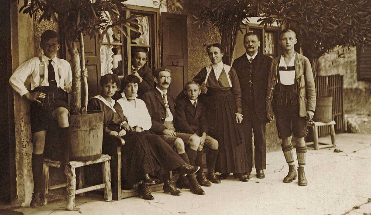 Anton Kohlndorfer (I) mit Frau Elisabeth und Familie, um 1915