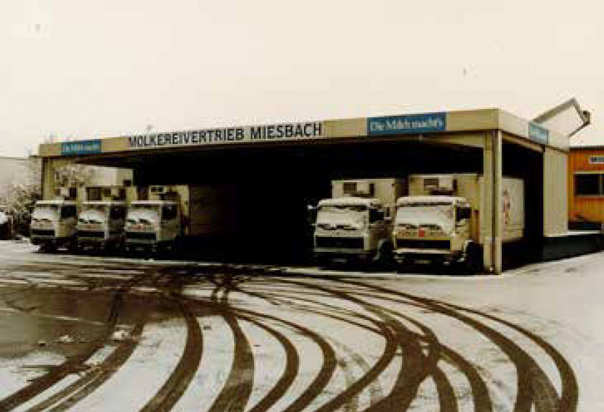 Molkereivertrieb noch in der Breitensteinstraße mit Ab- und Auslieferungsbereich der LKWs, 1997