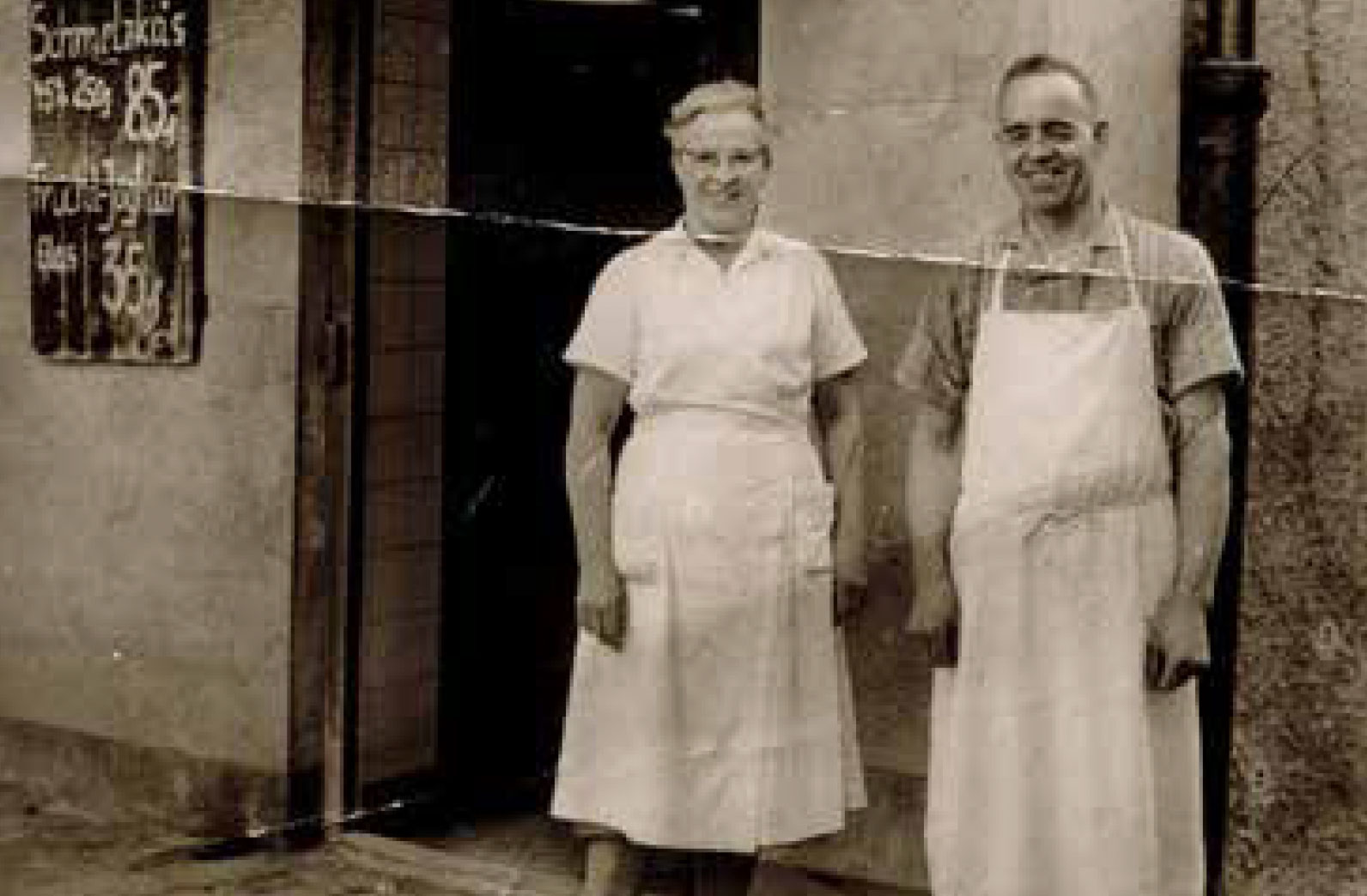 Das Ehepaar Josef Schorer (sen.) vor dem Milliladen, ca. 1950